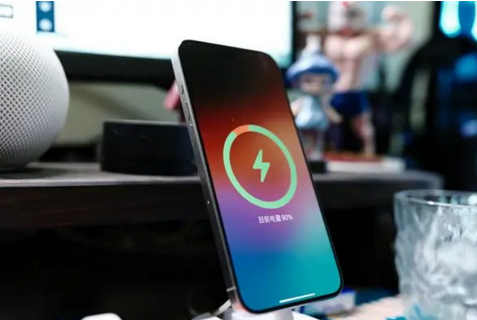 南湖苹果15换屏服务分享用什么充电器给iPhone15充电更好 